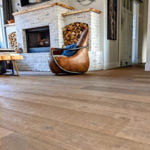 Beautiful Hakwood hardwood floor in 9.5" wide planks.
